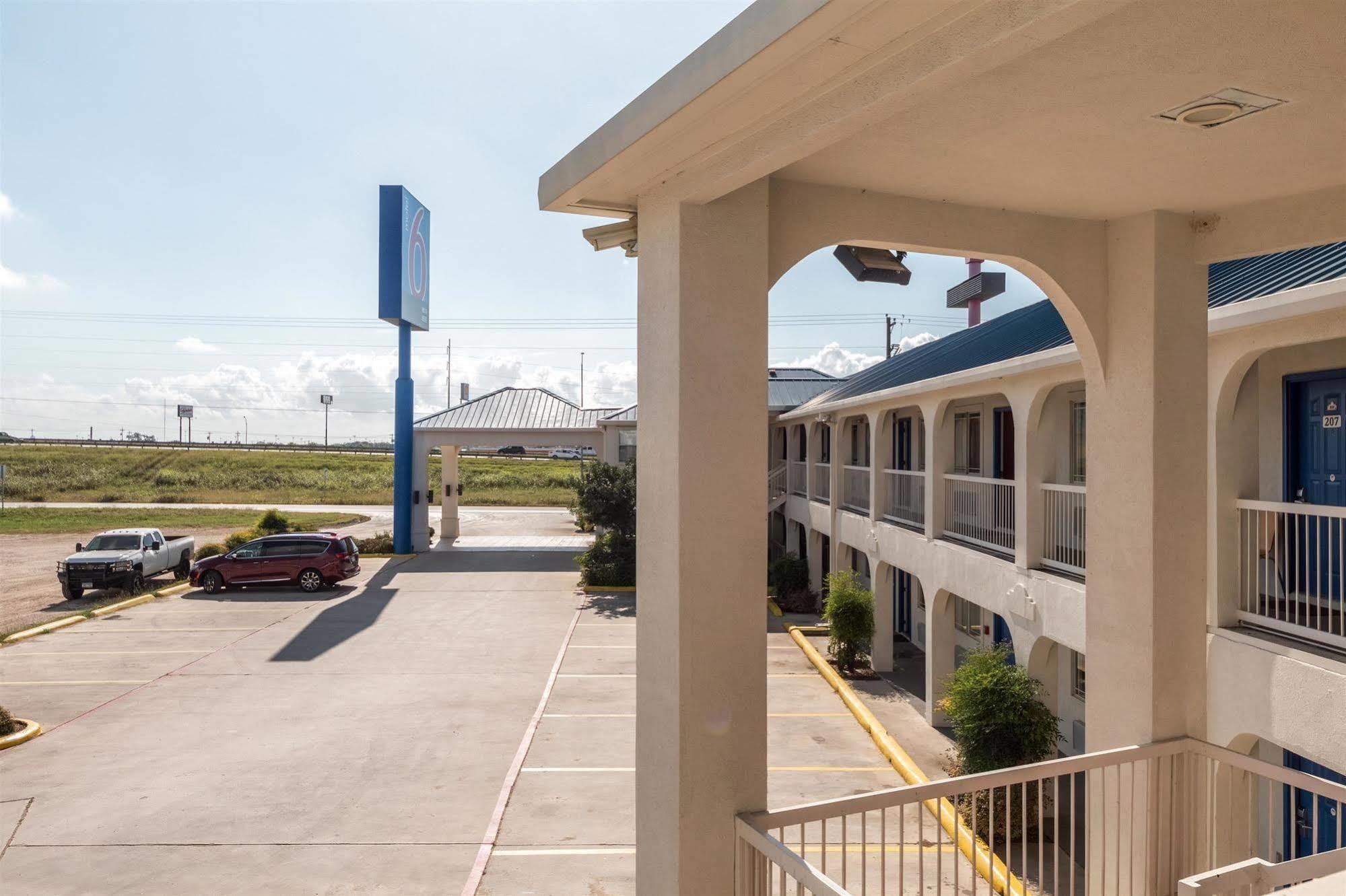 Motel 6 Seguin Tx Exterior photo